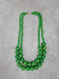 Collier vintage double rang en perles vertes façon lucite – Années 50/60