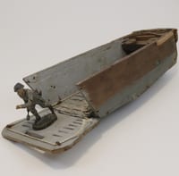 Barge de débarquement type LCVP bois art populaire avec soldat Elastolin