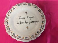 Assiette en faïence femmes et argent perdent les jeunes gens
