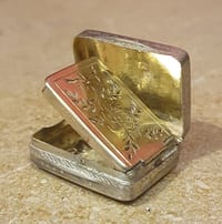 Vinaigrette rectangulaire en argent massif guilloché. Londres, 1800.