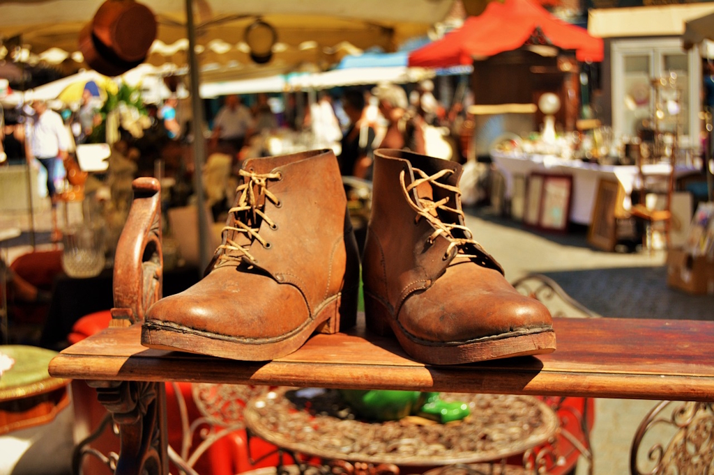 Vide-grenier dans les rues fleuries de Mortemart